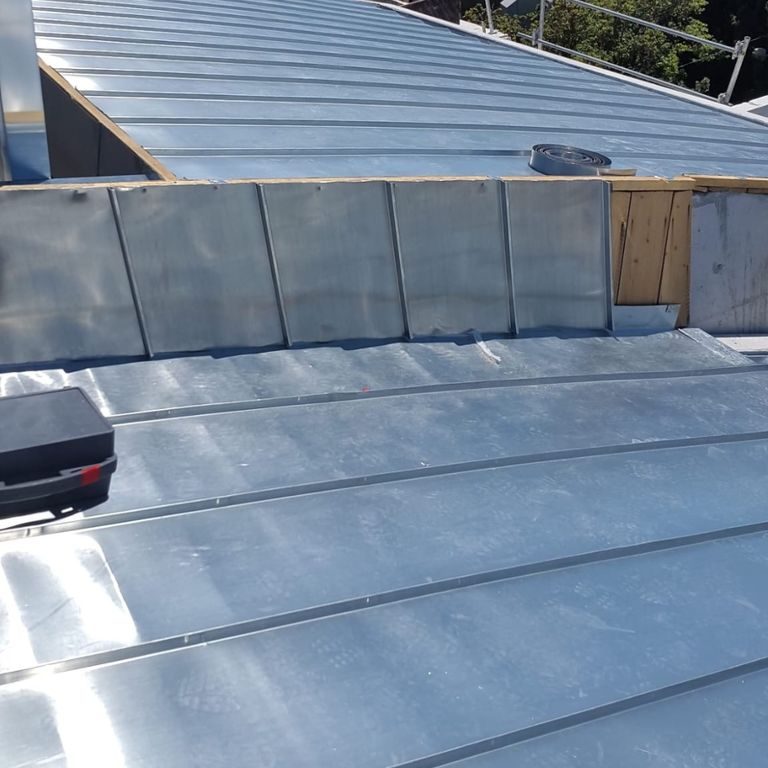 réalisation d'une couverture en zinc a Marseille Par l'artisan RF Toiture